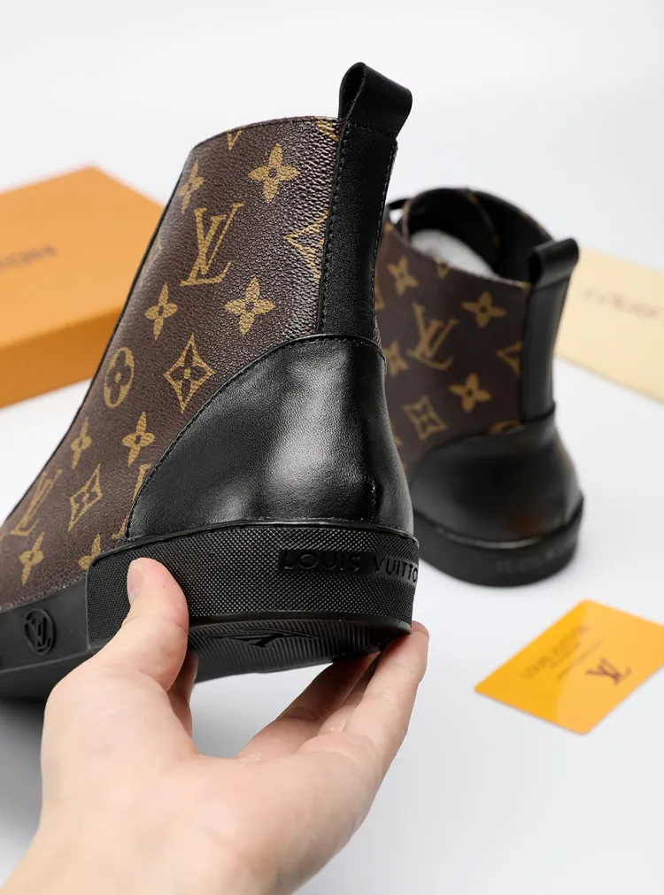 Factory price: 400💰LV official website popular series 🇮🇹🇮🇹1:1 production, selected high-end imported cowhide, sheepskin padding inside sheepskin, paired with Louis Vuitton Monogram Ecli men's shoes 💰se canvas and pure black rubber soles, the ultimate simple design, the perfect interpretation of the latest inspiration for shoes, the integration of classics and fashion, 🔍🔍high quality, worthy of your possession. The bottom car line will never be unglued. Sellers are welcome to sell as shown in the picture above. We can send one piece on behalf of you. The code number is 38-44 (45 codes can be customized)